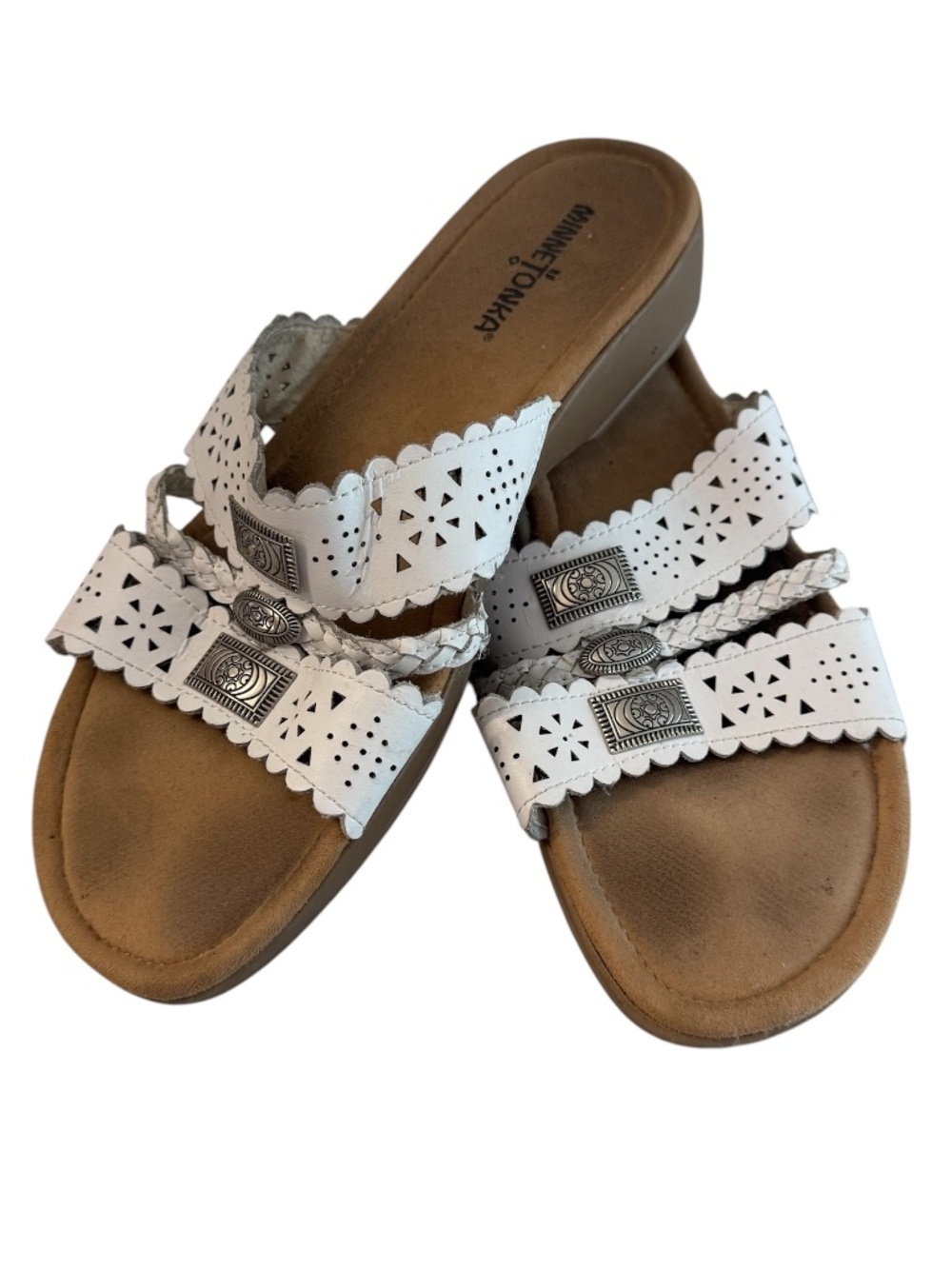 Minnetonka Women's White Laser-Cut Silver Detail Leather Slide Sandals Sz 9W GUC